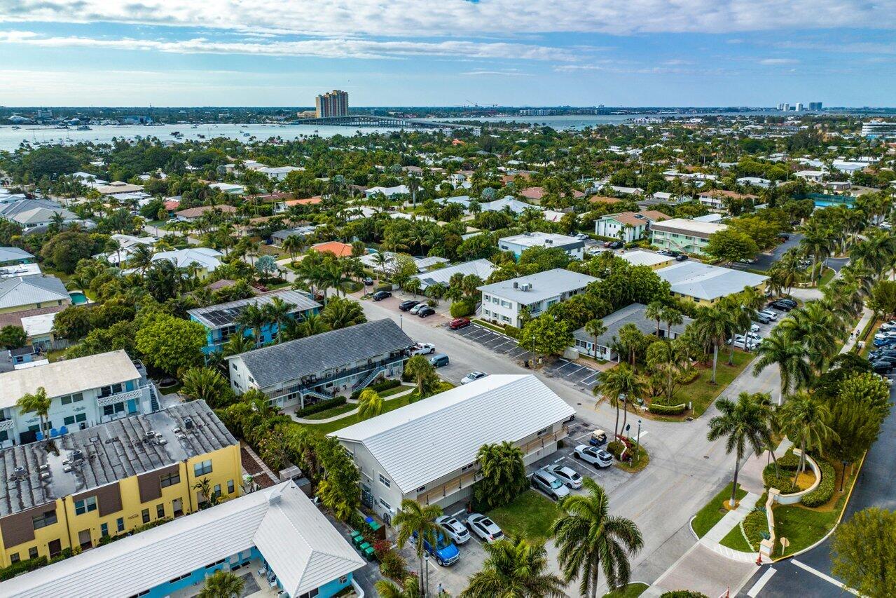 BEACH HOUSE CONDO - Residential