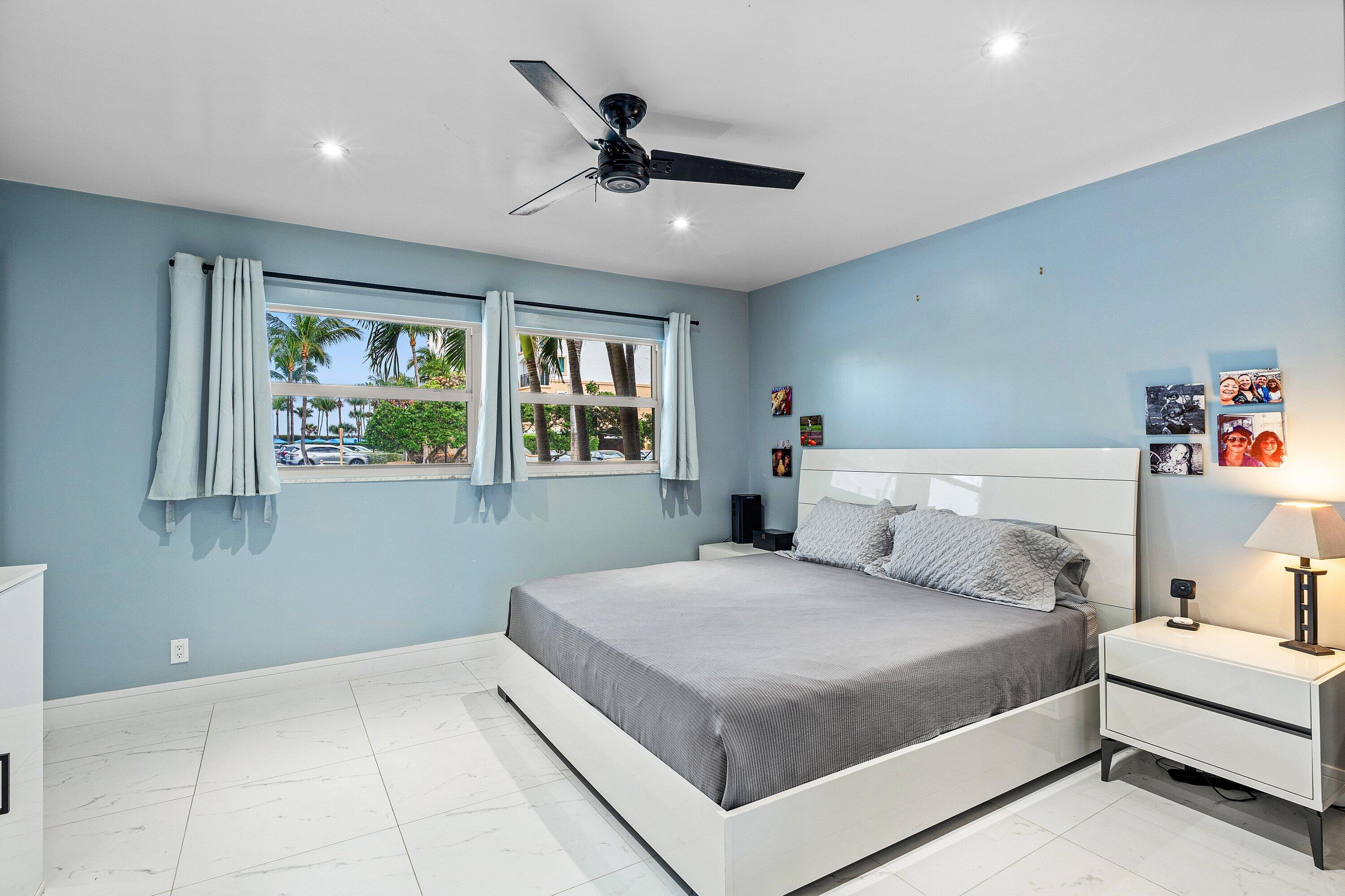 BEACH HOUSE CONDO - Residential