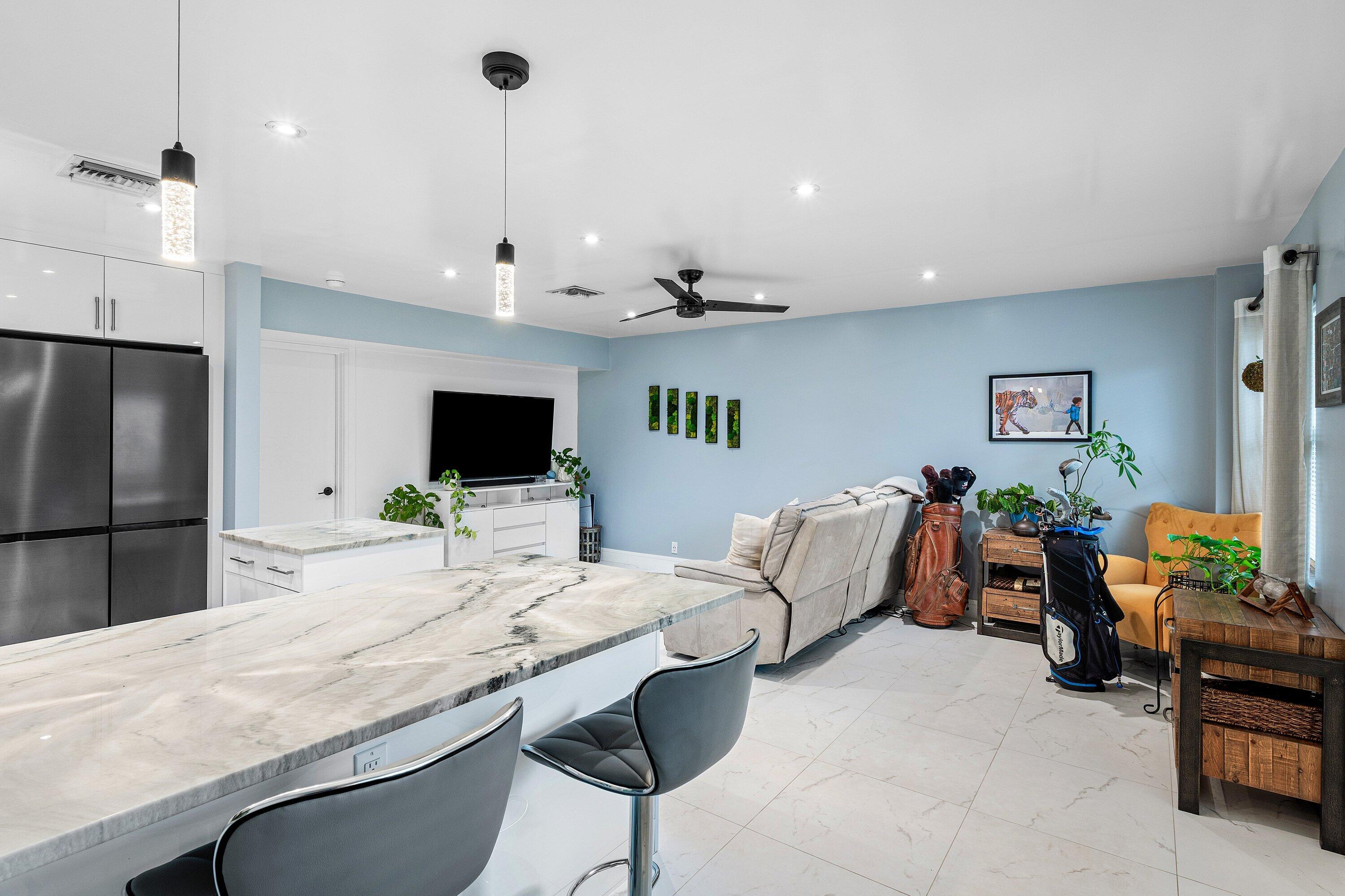 BEACH HOUSE CONDO - Residential