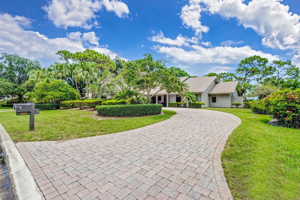 Photo of 6245 SE Mariner Sands Drive, Stuart, FL 34997 (MLS # R11040095)