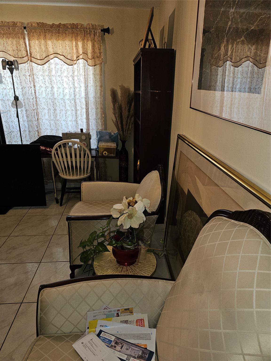Beautiful 3x2 in the heart of Plantation. Great curb appeal with large private back yard with tropical fruit trees.
Wont last. Flat roof recently replaced. you will love the large den area that can be used for the purpose of your choice.