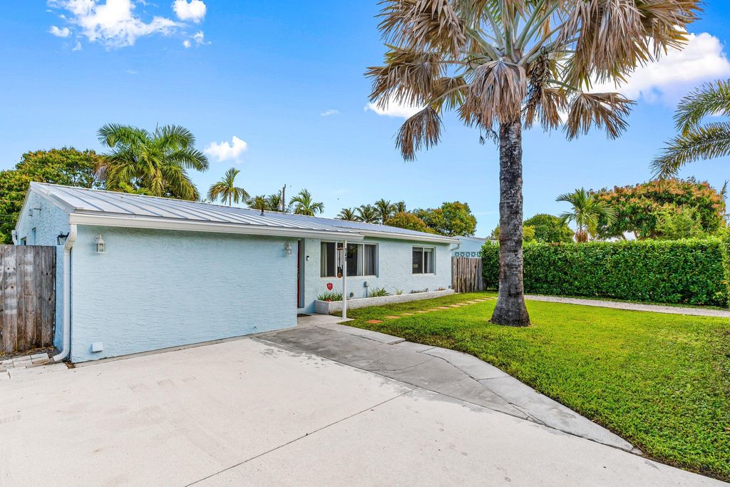 Photo of 149 SE 27th Place, Boynton Beach, FL 33435 (MLS # B26003975)