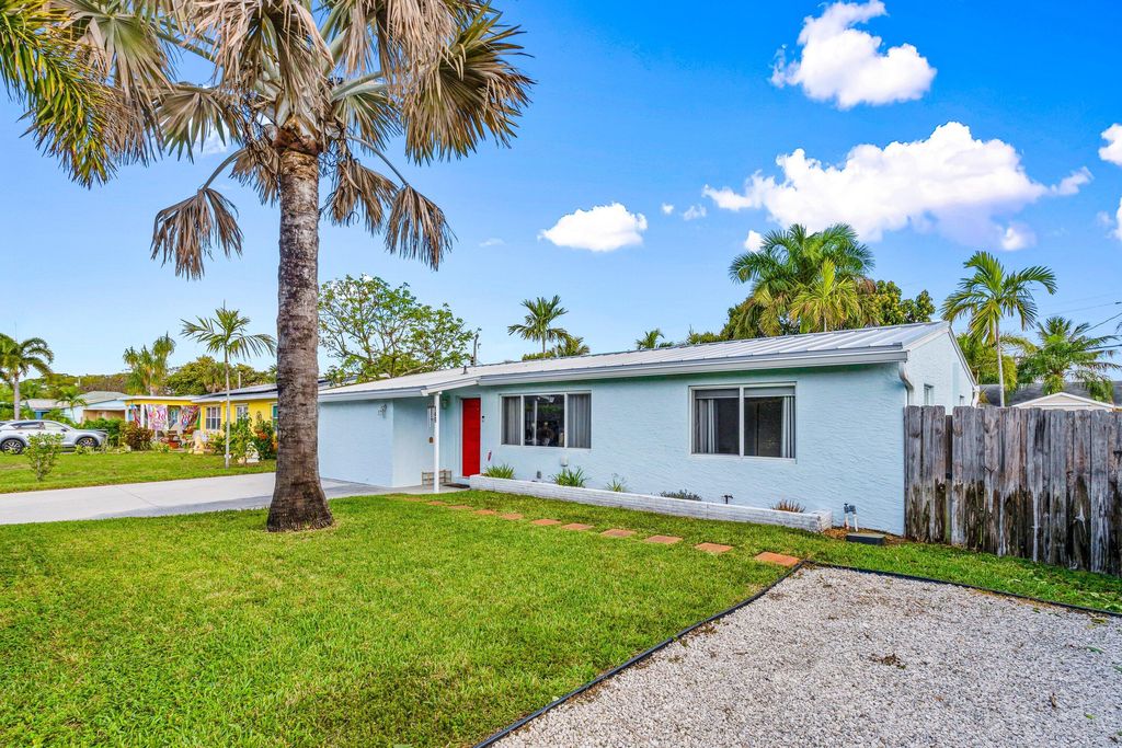 Photo of 149 SE 27th Place, Boynton Beach, FL 33435 (MLS # B26003975)
