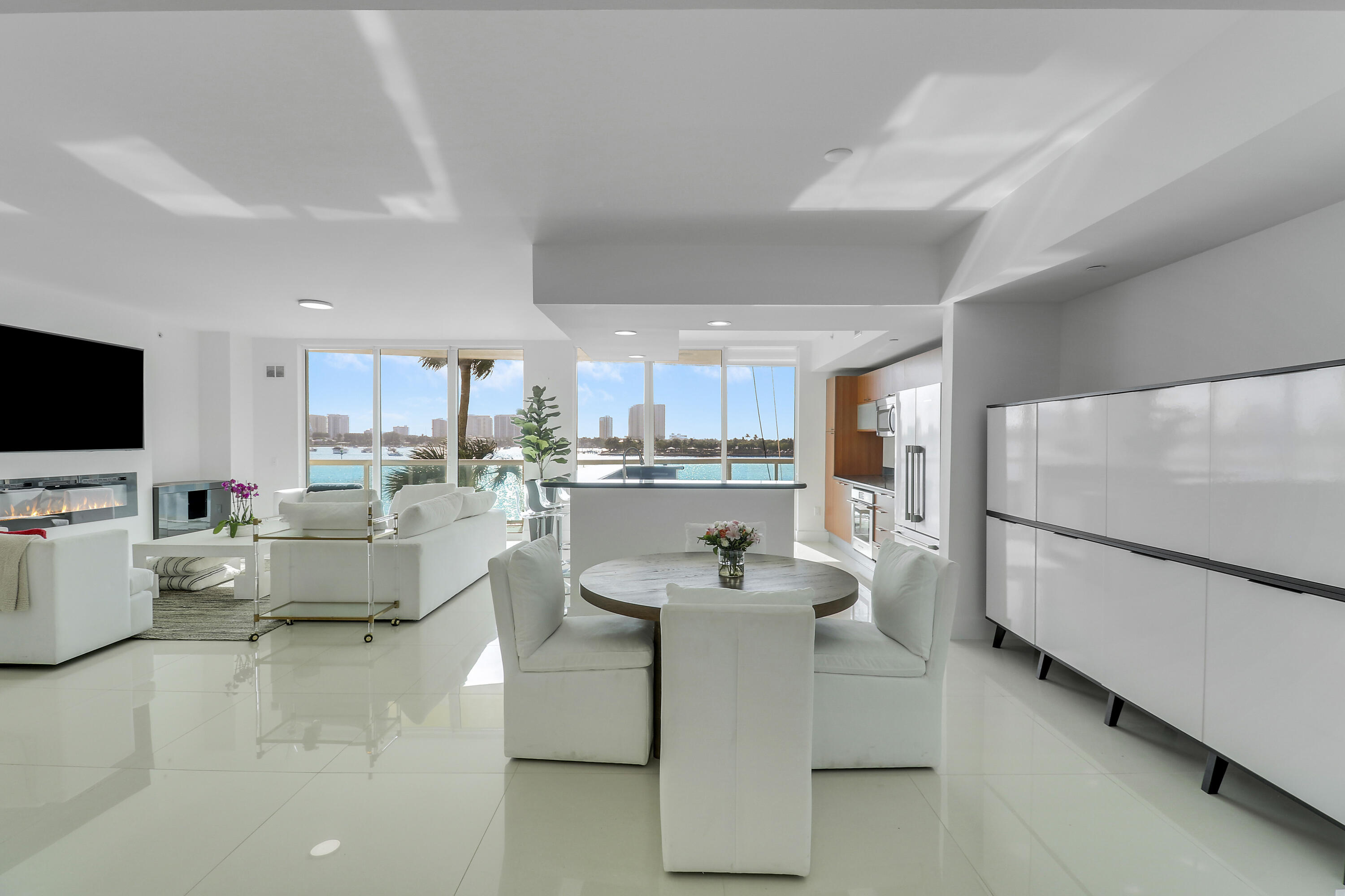 2640 Lake Shore Drive 307