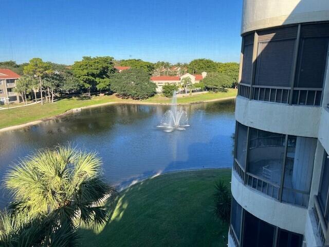Great water view! Top floor. Just a short drive to Atlantic Ave and even shorter to 95. Resort facilities including: Clubhouse, Pool, hot tub, tennis, gym and more!