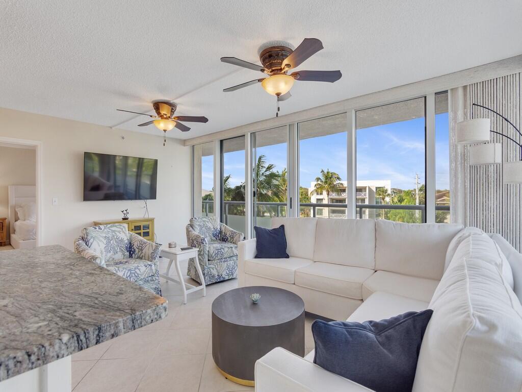 3554 Ocean Drive 302, Vero Beach, FL, 32963/$625,000 4 3554 Ocean Drive 302