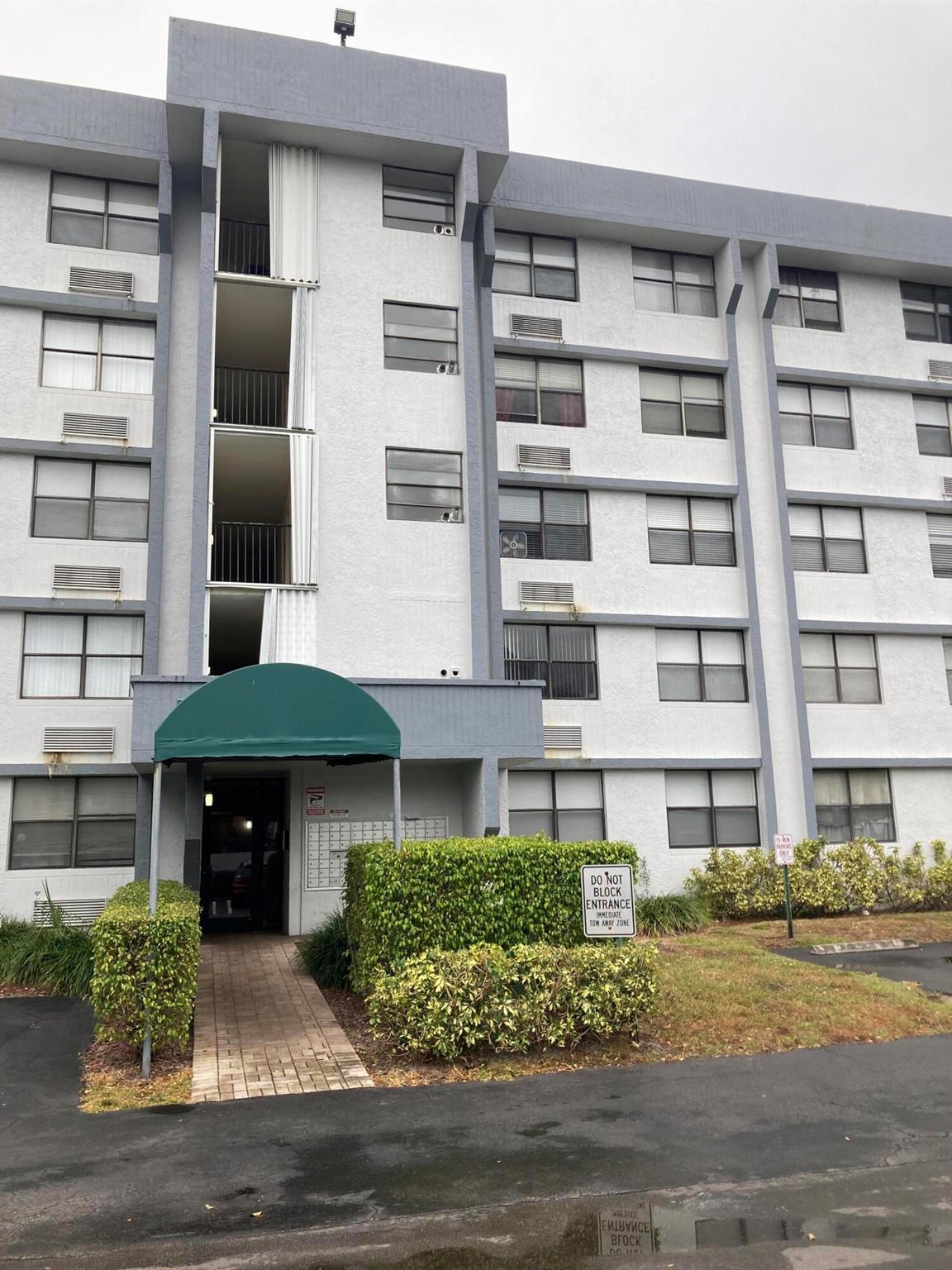 First floor, Cute deluxe efficiency, tiled throughout. New appliances. Assigned parking. Close to restaurant, shops and places of worship. Small pet allowed.
