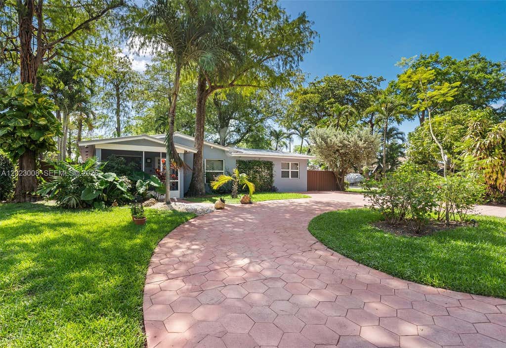 Photo of 4270 NW 20th Avenue, Oakland Park, FL 33309 (MLS # A12023008)