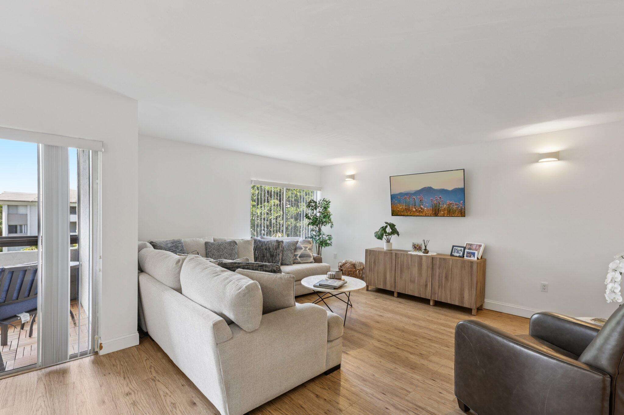 721 N Pine Island 406
