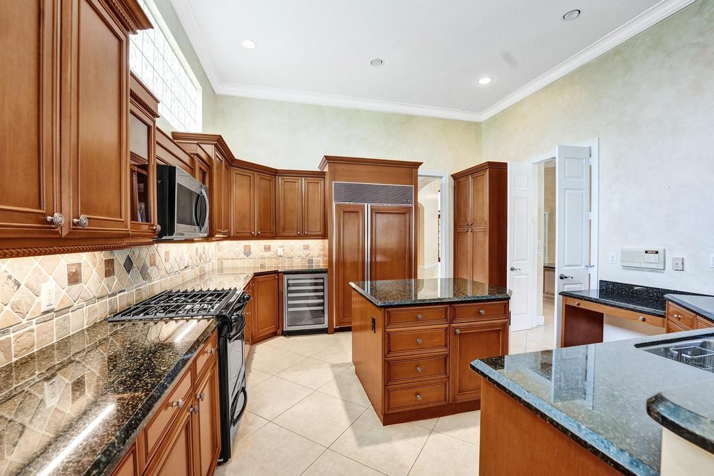 ADMIRALS COVE - Residential