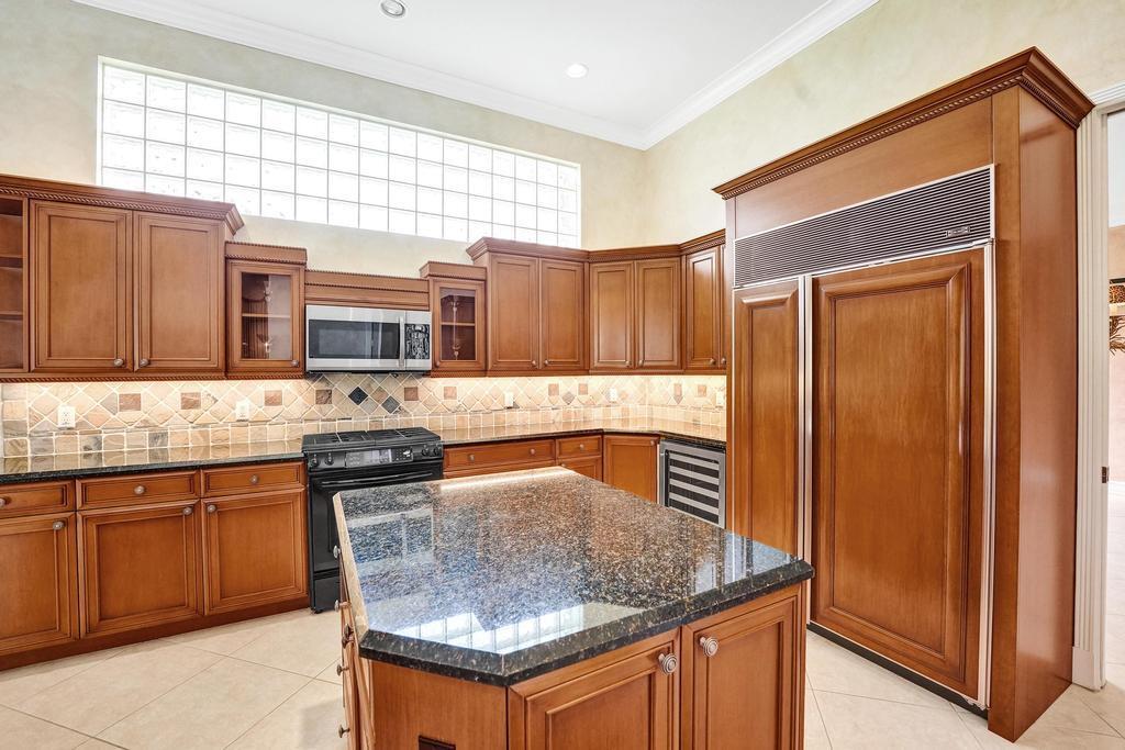 ADMIRALS COVE - Residential