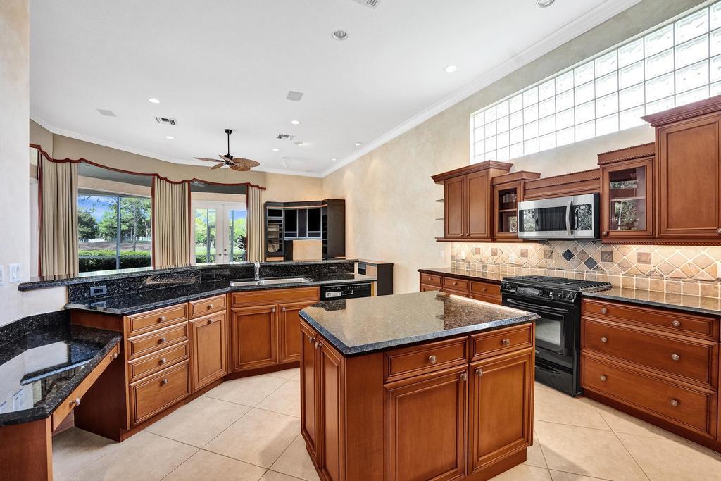 ADMIRALS COVE - Residential