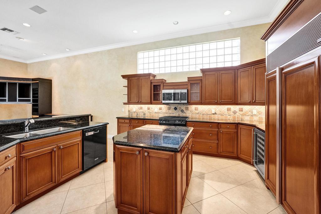 ADMIRALS COVE - Residential