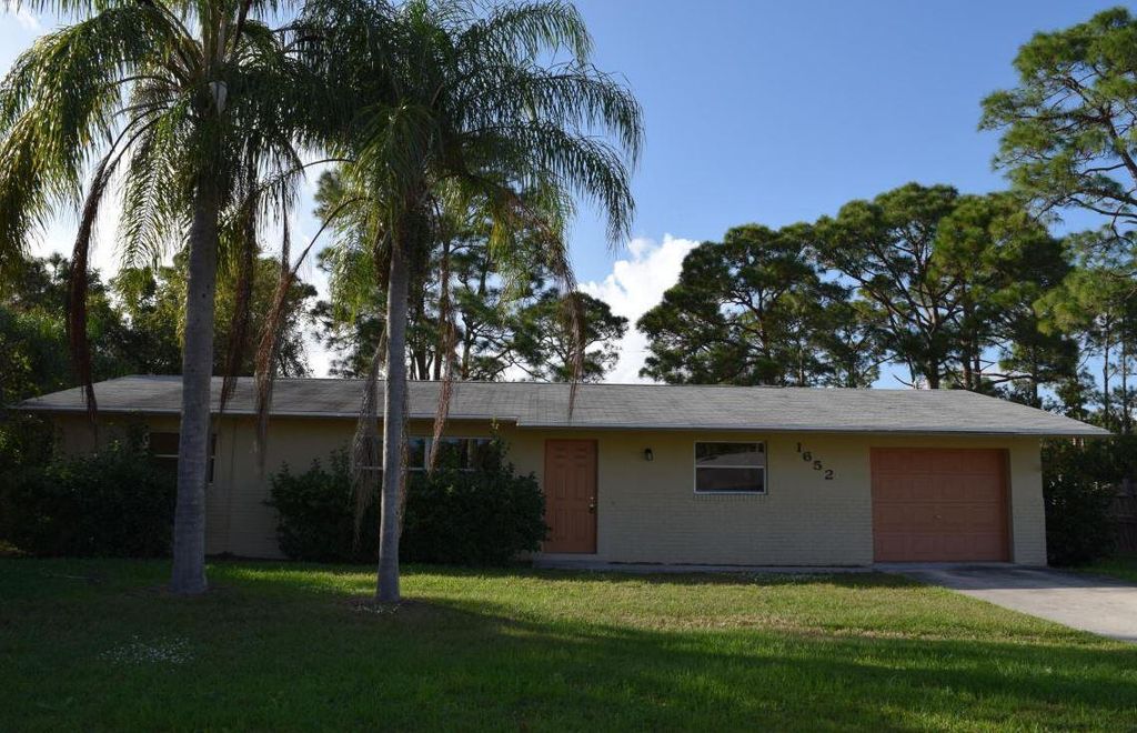 Photo of 1652 SE Floresta Drive, Port Saint Lucie, FL 34983 (MLS # B26022214)