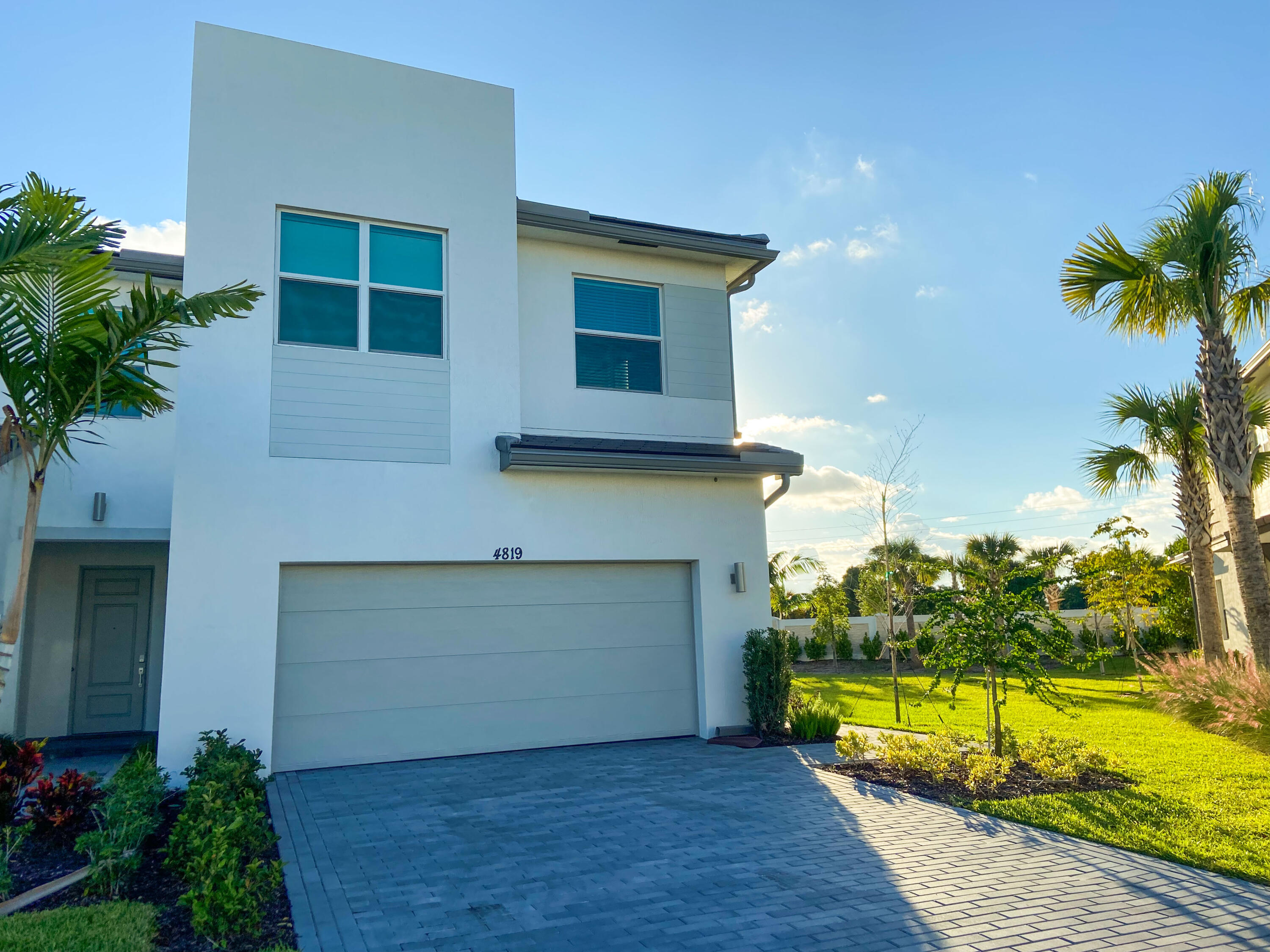 This beautiful townhome features three spacious bedrooms, two and a half bathrooms and a modern open-concept kitchen with high quality finishes and appliances. Views of the backyard and patio can be enjoyed from the luminous dining room space. It is located in a friendly and quiet gated neighborhood, with a beautiful pool, gym and barbecue area.