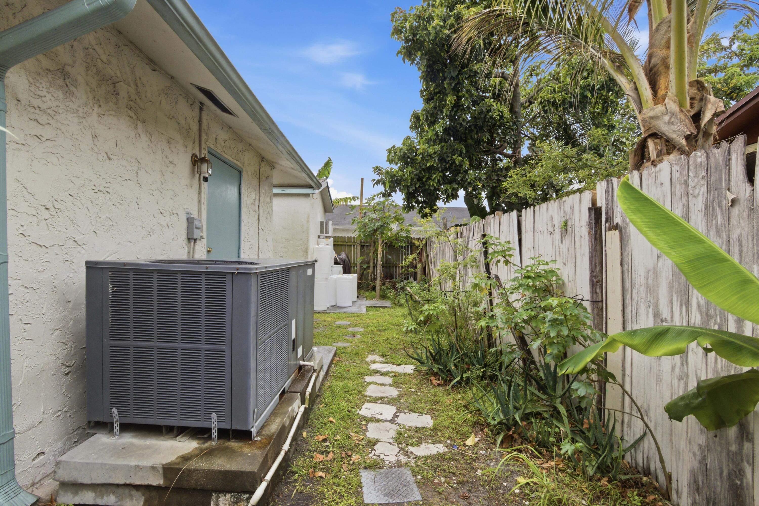 NORTH LAUDERDALE VILLAGE SEC 1 74-22 B LOT 33 BLK - Residential