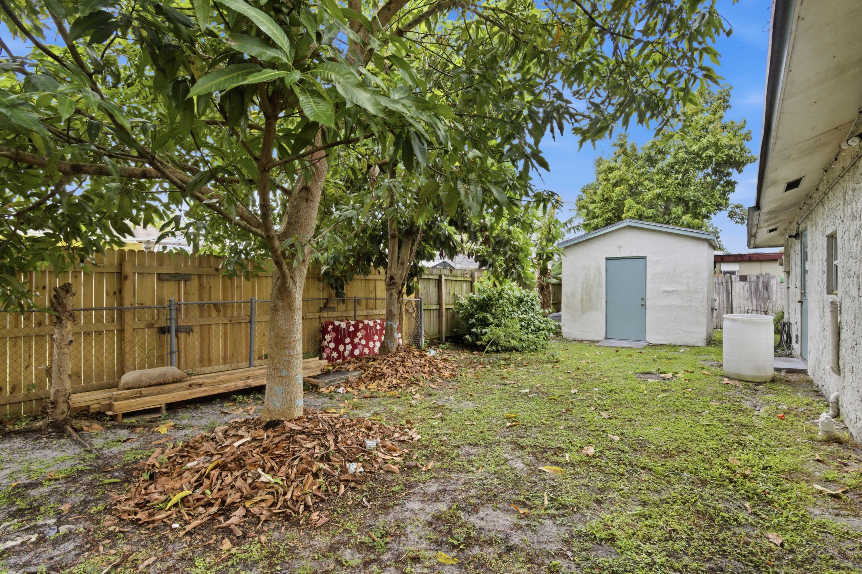 NORTH LAUDERDALE VILLAGE SEC 1 74-22 B LOT 33 BLK - Residential