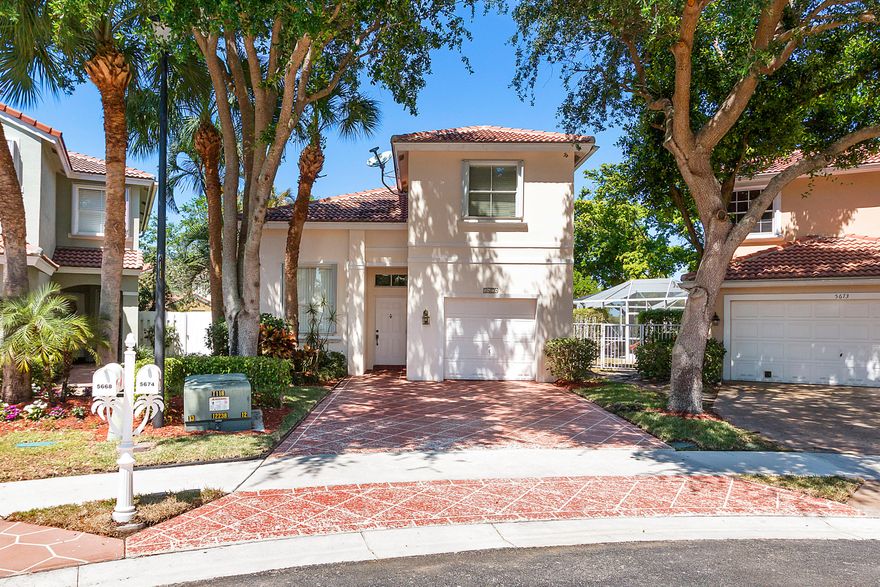 Country Club living without the mandatory fees to pay! This 3 bedroom, 2.5 baths, 1 car garage is on a quite cul-de-sac with one of the larest lots in the community.The house has a newer kitchen with 42'' cabinets, crown molding, granite, and stainless steel appliances. It also boasts valuted ceilings, neutral tile, wood floors, and carpet from the stairs up. A huge fenced in yard with an extended patio.   Winston Trails has a clubhouse, golf course, fitness center, tennis courts, resort style pool, play areas for kids, and an on site manager! All this plus lawn and cable is included in your low monthly maintenance fee. The schools are ''A'' rated and your super close to shopping and restaurants.