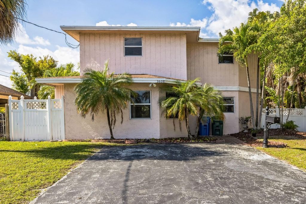 Photo of 1618 NE 34th Court, Oakland Park, FL 33334 (MLS # F10481437)