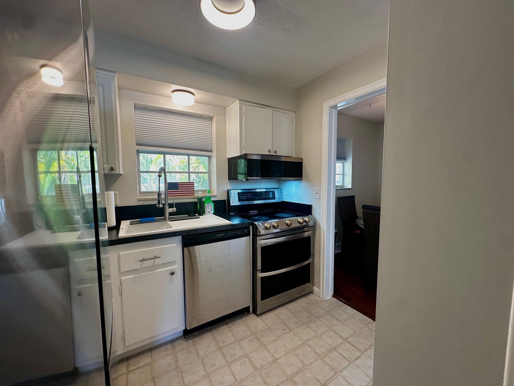 CORINTHIAN CONDOMINIUM APTS LT 2 MARINA ADD TO VIL - Residential