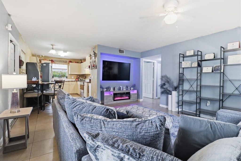 Photo of 209 NE 35th Street, Oakland Park, FL 33334 (MLS # B26010559)