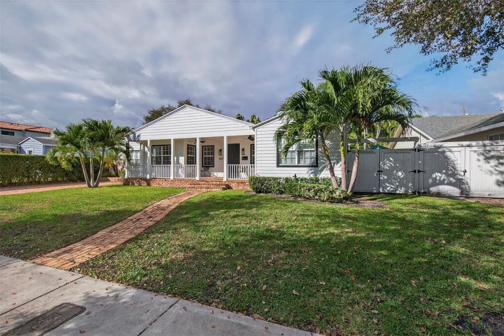 Photo of 1001 SE 10th Street, Fort Lauderdale, FL 33316 (MLS # F10546662)