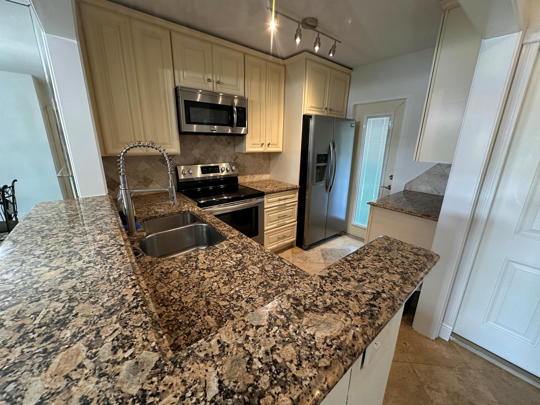 LIGHTHOUSE POINT GARDENS - Residential