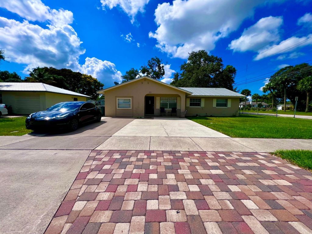 Photo of 3215 Hibiscus Avenue, Fort Pierce, FL 34947 (MLS # R10927890)