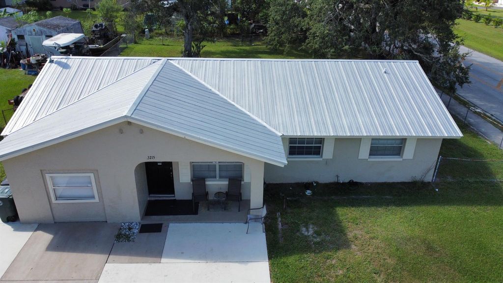 Photo of 3215 Hibiscus Avenue, Fort Pierce, FL 34947 (MLS # R10927890)