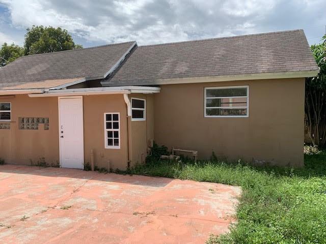 Great Single Home for RENT in the heart of Hallandale Beach. Minutes away from the beach, mayor highways, restaurants and entertainment. Spacious home 1 bedroom + DEN + 1 bathroom . Huge backyard. Washer and Dryer in the house. Extra Storage room. Please read the documents attached