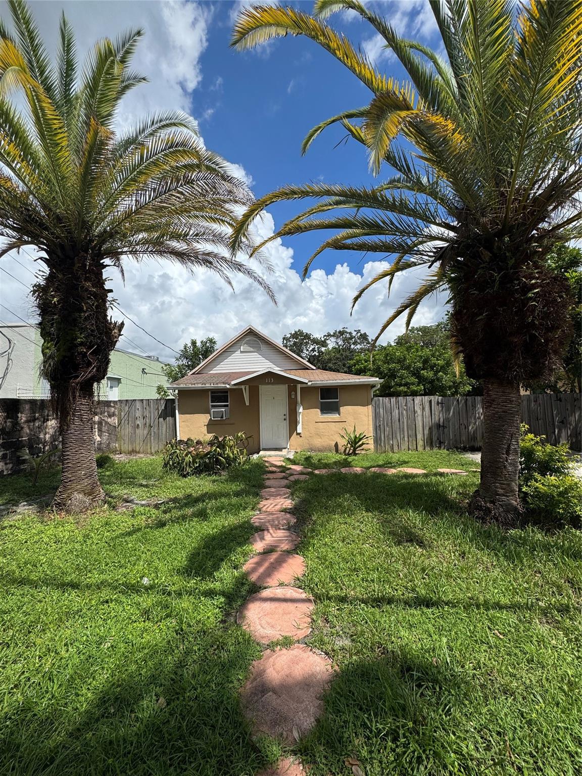 Great Single Home for RENT in the heart of Hallandale Beach. Minutes away from the beach, mayor highways, restaurants and entertainment. Spacious home 1 bedroom + DEN + 1 bathroom . Huge backyard. Washer and Dryer in the house. Extra Storage room. Please read the documents attached