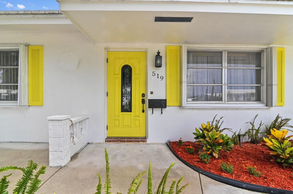 Photo of 519 SW 16th Street, Boynton Beach, FL 33426 (MLS # R11013155)