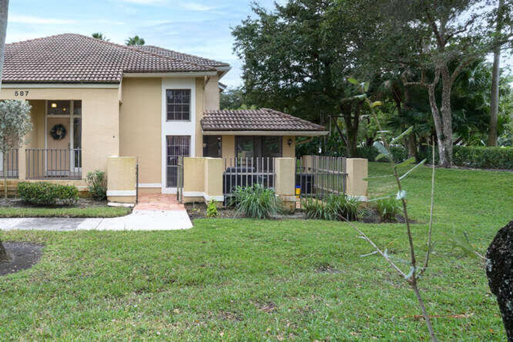 Photo of 587 Prestwick Circle #4, Palm Beach Gardens, FL 33418 (MLS # R10949736)