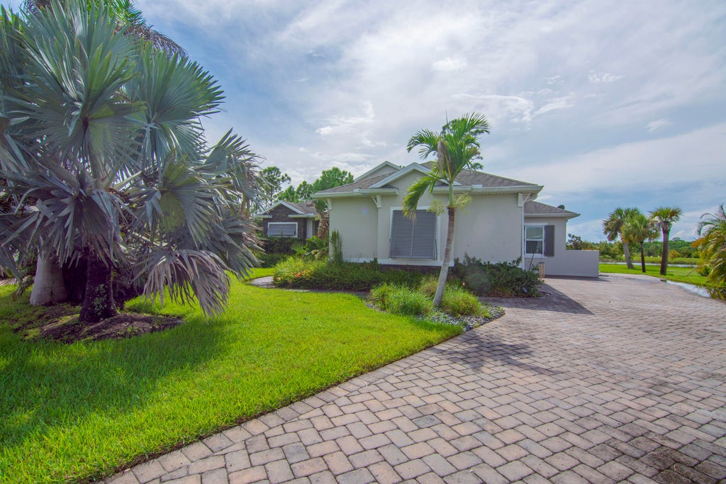 Photo of 5963 SEQUOIA Circle, Vero Beach, FL 32967 (MLS # B26080301)
