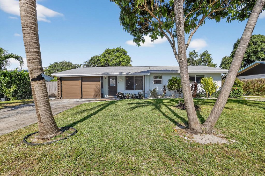 Photo of 161 SE 27th Place, Boynton Beach, FL 33435 (MLS # R11143814)