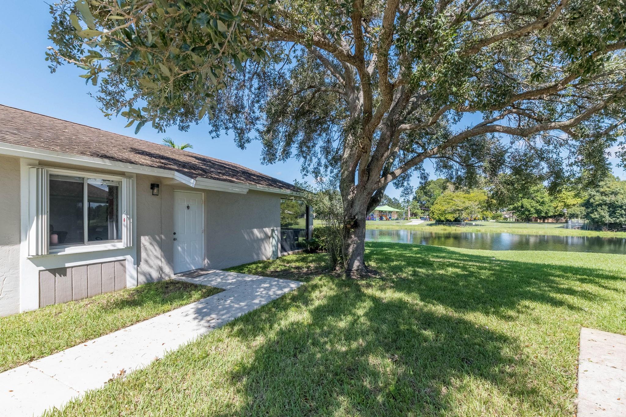 518 Woodgate Cir E