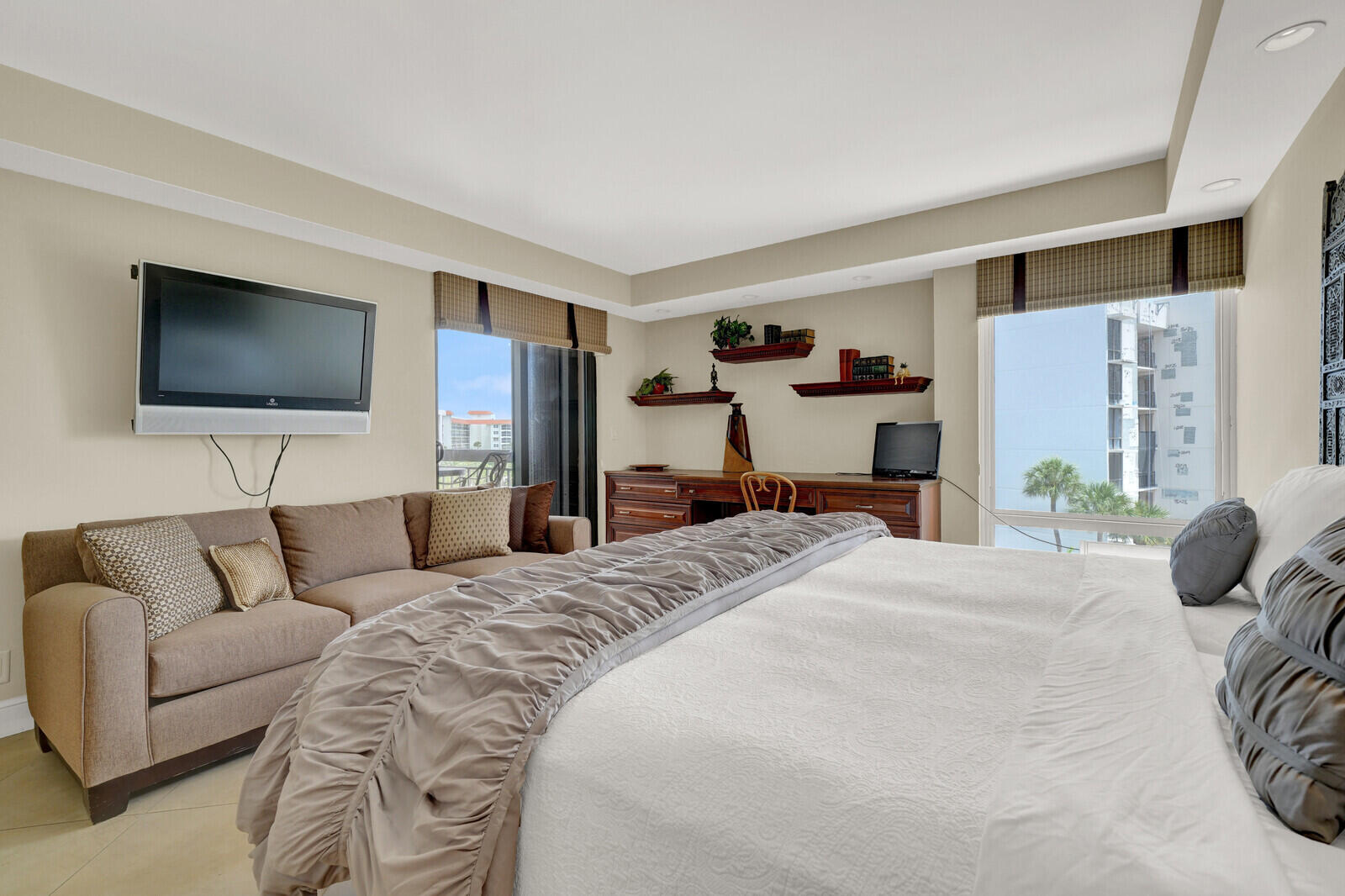 YACHT & RACQUET CLUB OF BOCA RATON CONDO - Residential