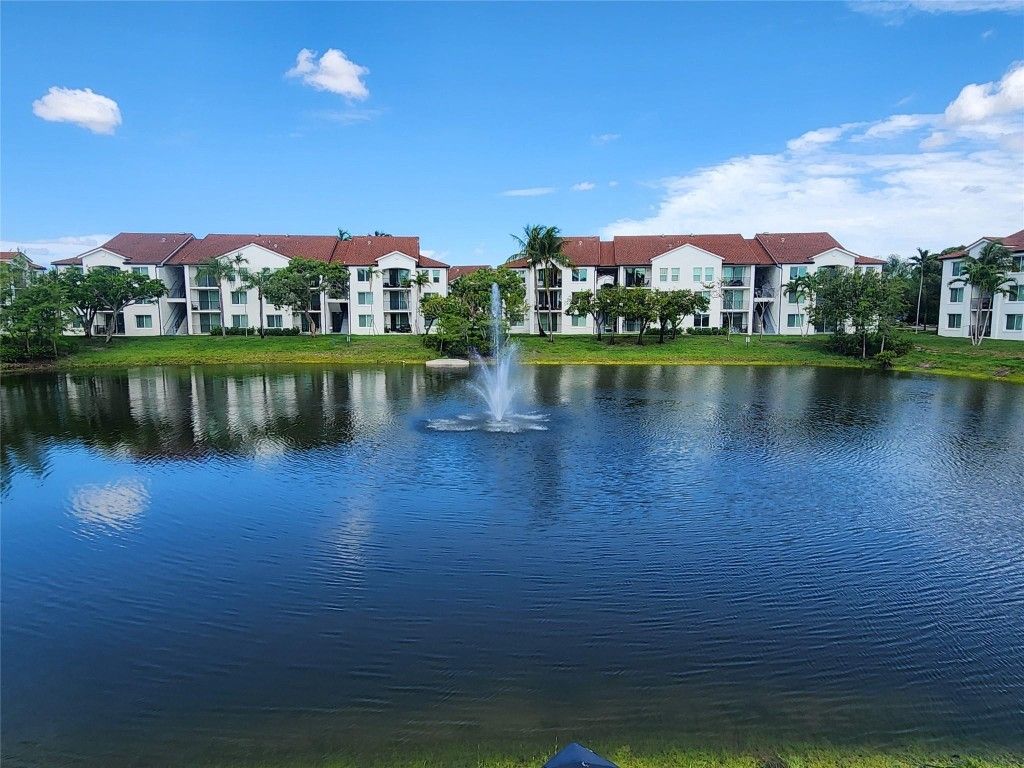 Photo of 1021 Villa Lane #10201, Boynton Beach, FL 33435 (MLS # F10516406)