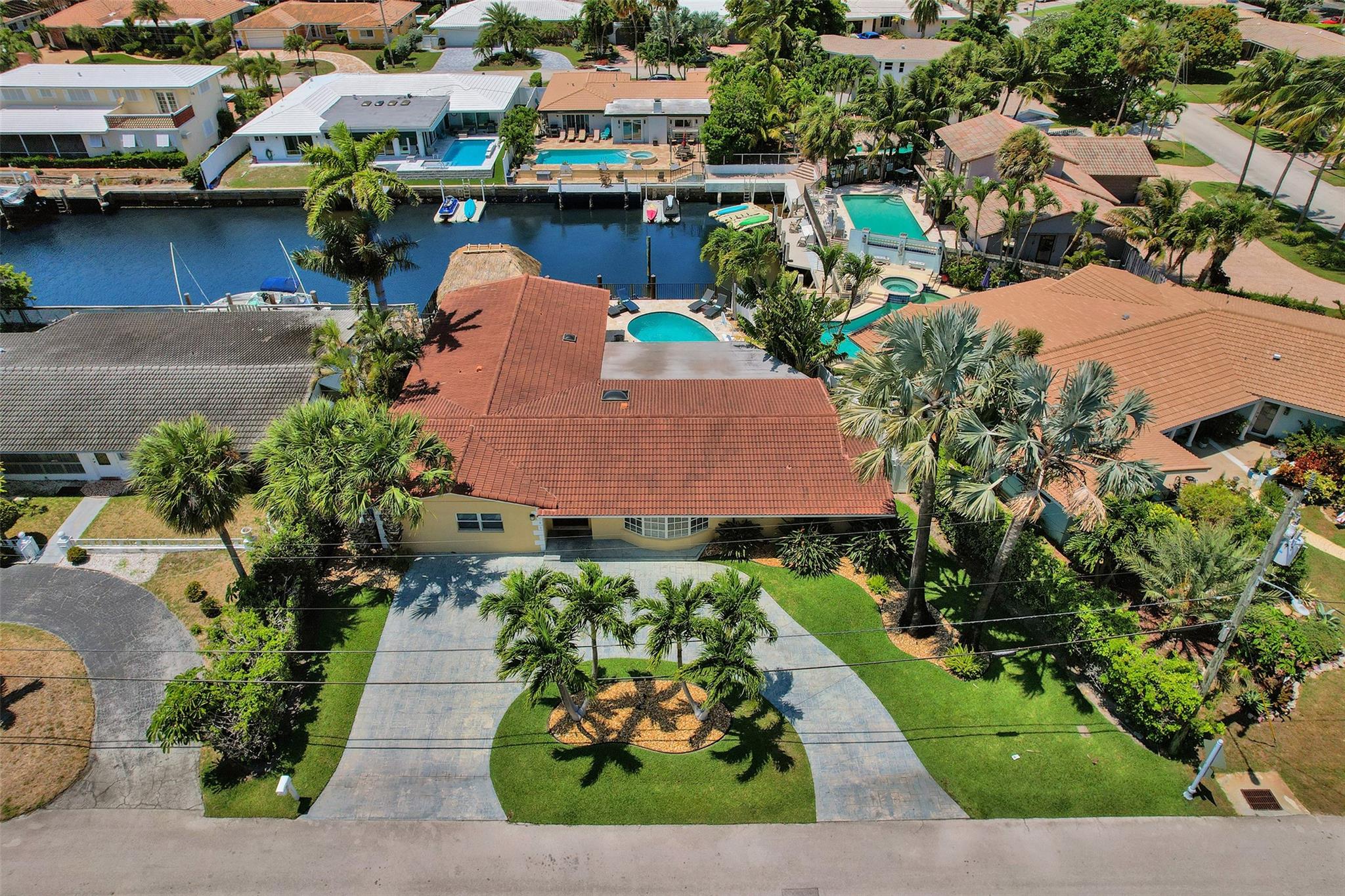 Fully appointed Vacation Rental in Bel Air, Lauderdale-by-the-Sea! Walk to the beach, restaurants, and shops.
Perfect for families or groups looking to relax in style just minutes from the beach!
This spacious 4-bedroom, 3-bathroom 9 bed home is located on a deep-water lot with 55 feet of dockage — bring your boat or enjoy our kayaks and the peaceful waterfront views. The home is designed for fun and relaxation, with a variety of amenities: Heated pool, tiki hut, putting green, outdoor entertaining area, pool table, gaming table, bicycles & beach gear! Enjoy the South Florida outdoor living!