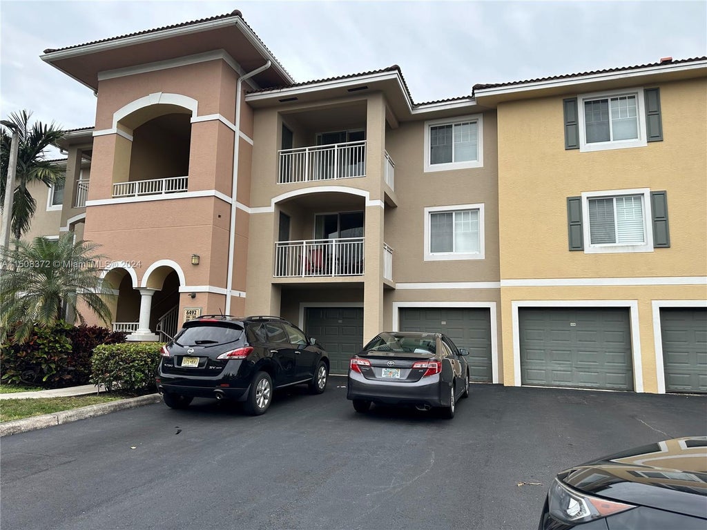 Photo of 6394 Emerald Dunes Drive #308, West Palm Beach, FL 33411 (MLS # R11024118)