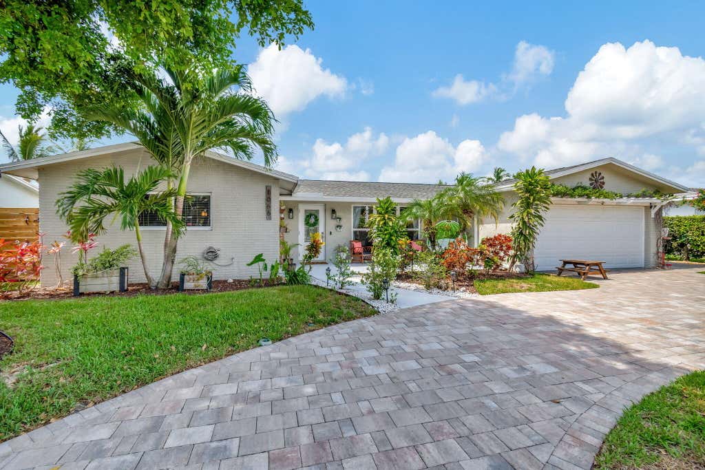 Photo of 1066 SW 25TH Way, Boynton Beach, FL 33426 (MLS # B26063536)