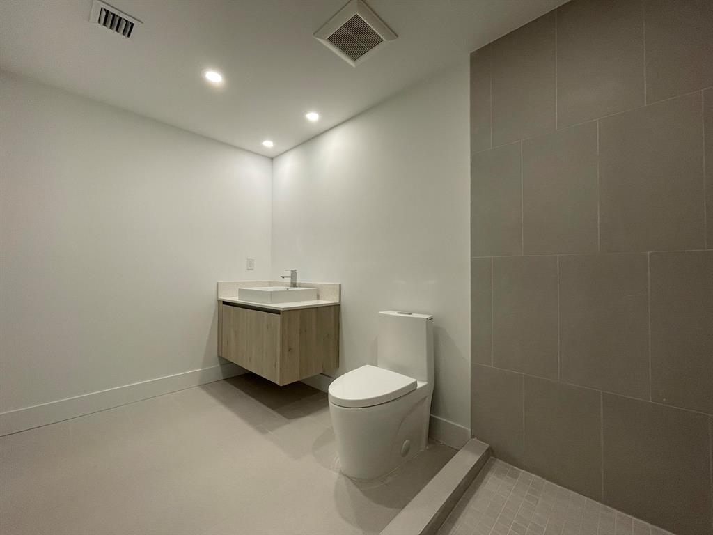 THE HIGHLANDS CONDO - Residential Lease