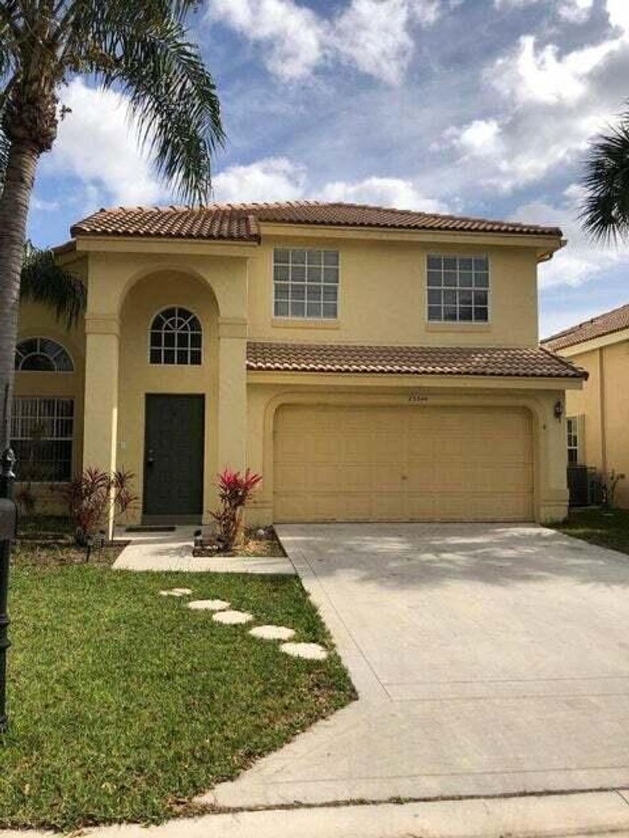 **LOCATION**LOCATION**LOCATIONBEATIFUL HOME WITH LIVING AND DINING ROOM, LARGE MASTER BEDROOM WITH LUX BATH ANS SEPARATE TUB&SHOWER. GORGEOUS PATIO WITH FENCED YARD. GATED COMMUNITY, VERY NICE POOL AND TENNIS COURT. VERY CLOSE TO 441, PUBLIX, SHOPS AND RESTAURANTS.