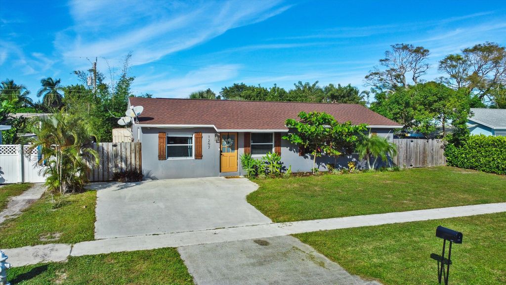 Photo of 1207 Sioux Street, Jupiter, FL 33458 (MLS # R10936422)