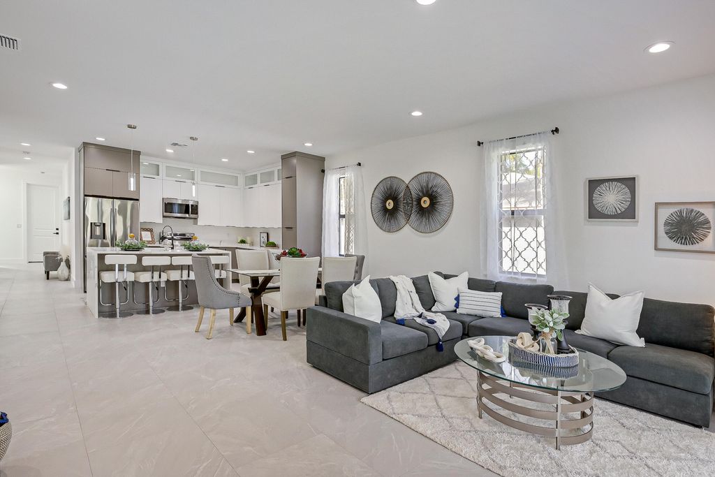 Photo of 211 SW 7th Avenue, Delray Beach, FL 33444 (MLS # R10977974)