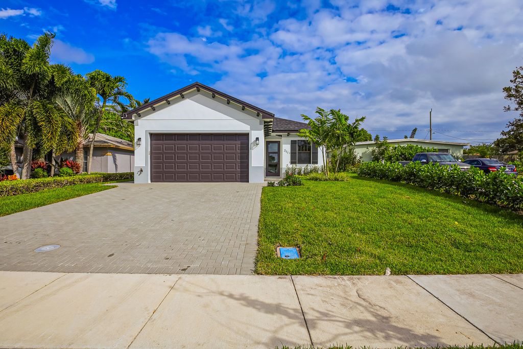 Photo of 211 SW 7th Avenue, Delray Beach, FL 33444 (MLS # R10977974)