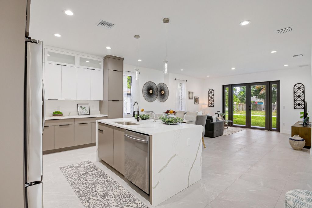 Photo of 211 SW 7th Avenue, Delray Beach, FL 33444 (MLS # R10977974)