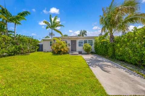 Photo of 2326 Harding Street, Hollywood, FL 33020 (MLS # B26048540)