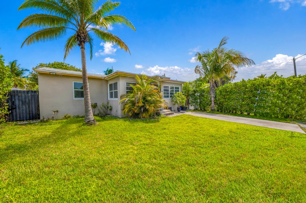 Photo of 2326 Harding Street #2326, Hollywood, FL 33020 (MLS # B26048540)