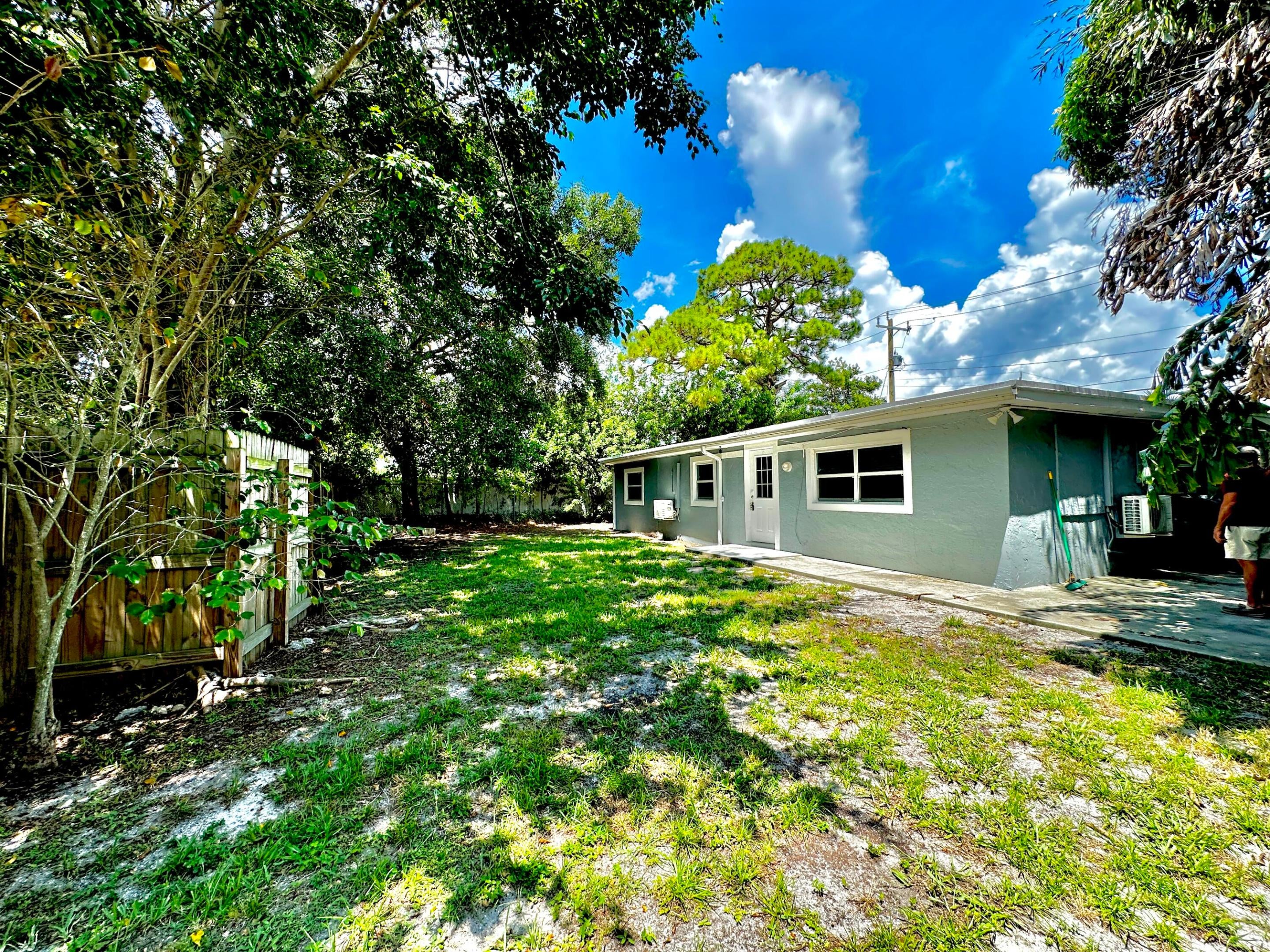 1279 NE 40TH Place